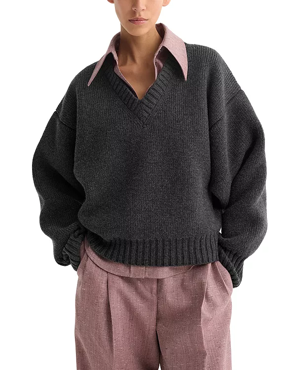 Шерстяной свитер с V-образным вырезом, выполненный в скульптурном стиле. Róhe, серый
Шерстяной свитер с V-образным вырезом, выполненный в скульптурном стиле. Róhe, серый