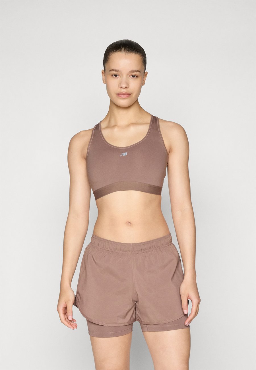 Бюстгальтер New Balance NB ESSENTIAL RUN, Earth Shadow/Brown
Бюстгальтер New Balance NB ESSENTIAL RUN, Earth Shadow/Brown