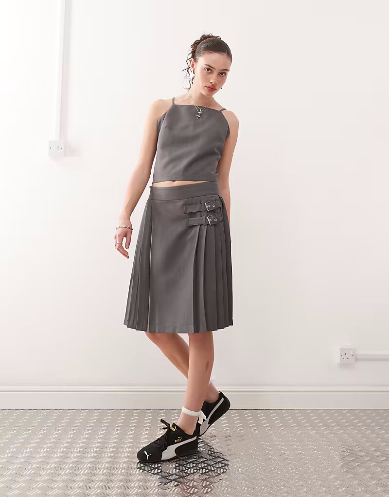 COLLUSION приталенный миди-килт серого цвета
COLLUSION приталенный миди-килт серого цвета