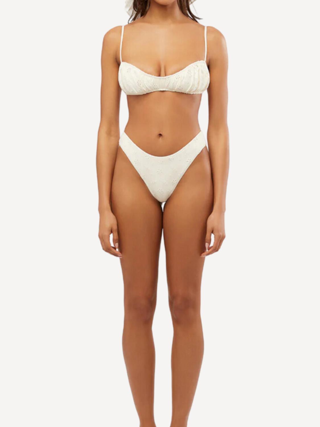 WeWoreWhat Классические плавки от бикини с вырезом и перфорацией, кремового цвета
WeWoreWhat Классические плавки от бикини с вырезом и перфорацией, кремового цвета