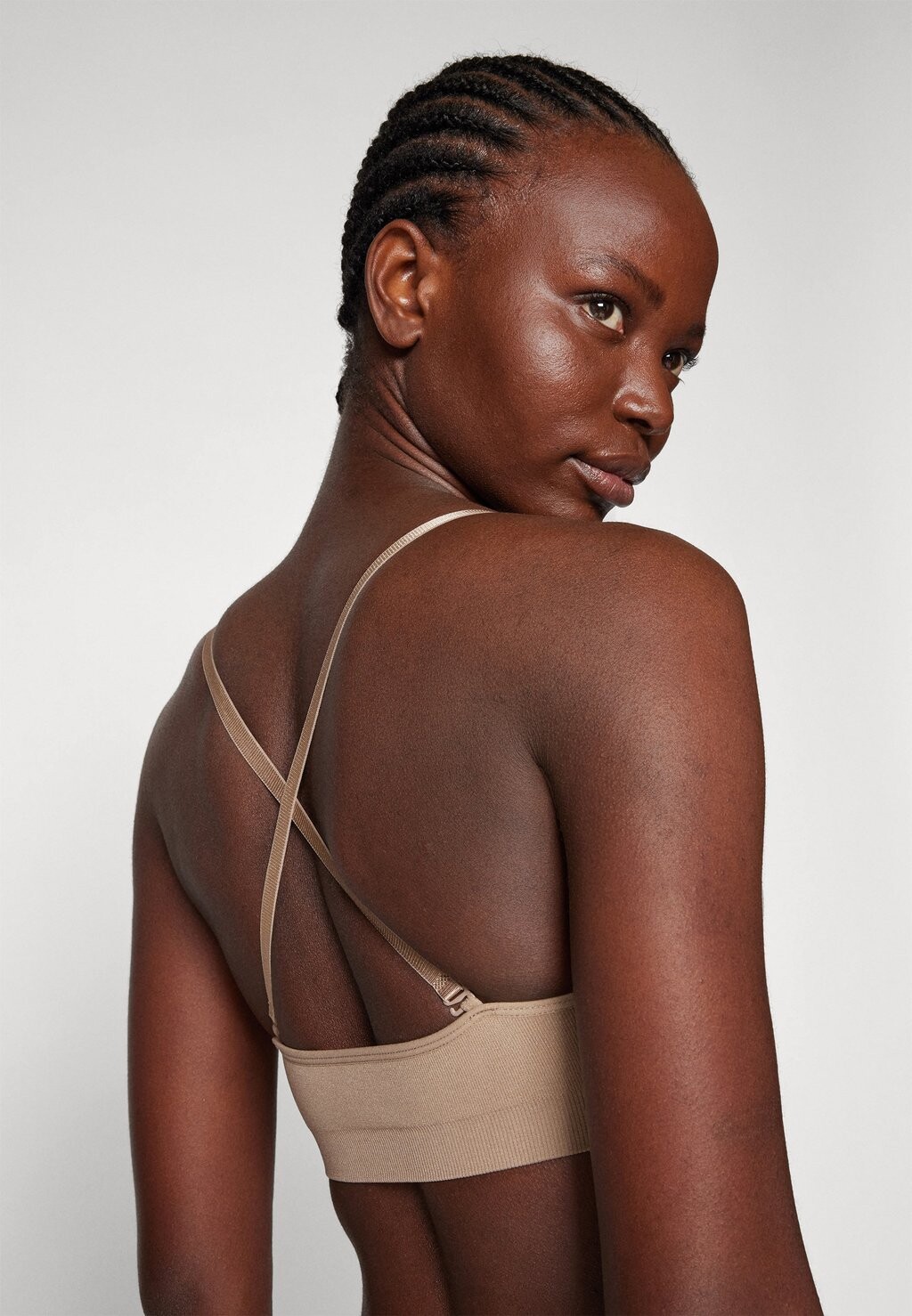 Удлиненный бюстгальтер Comfort Bra Spaghetti Straps MAGIC Bodyfashion, бежевый
Удлиненный бюстгальтер Comfort Bra Spaghetti Straps MAGIC Bodyfashion, бежевый