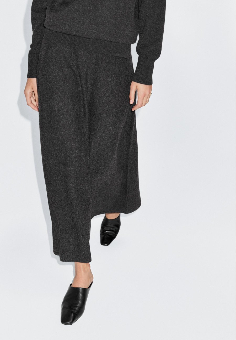 Юбка Massimo Dutti LONG FLARED, Grey
Юбка Massimo Dutti LONG FLARED, Grey