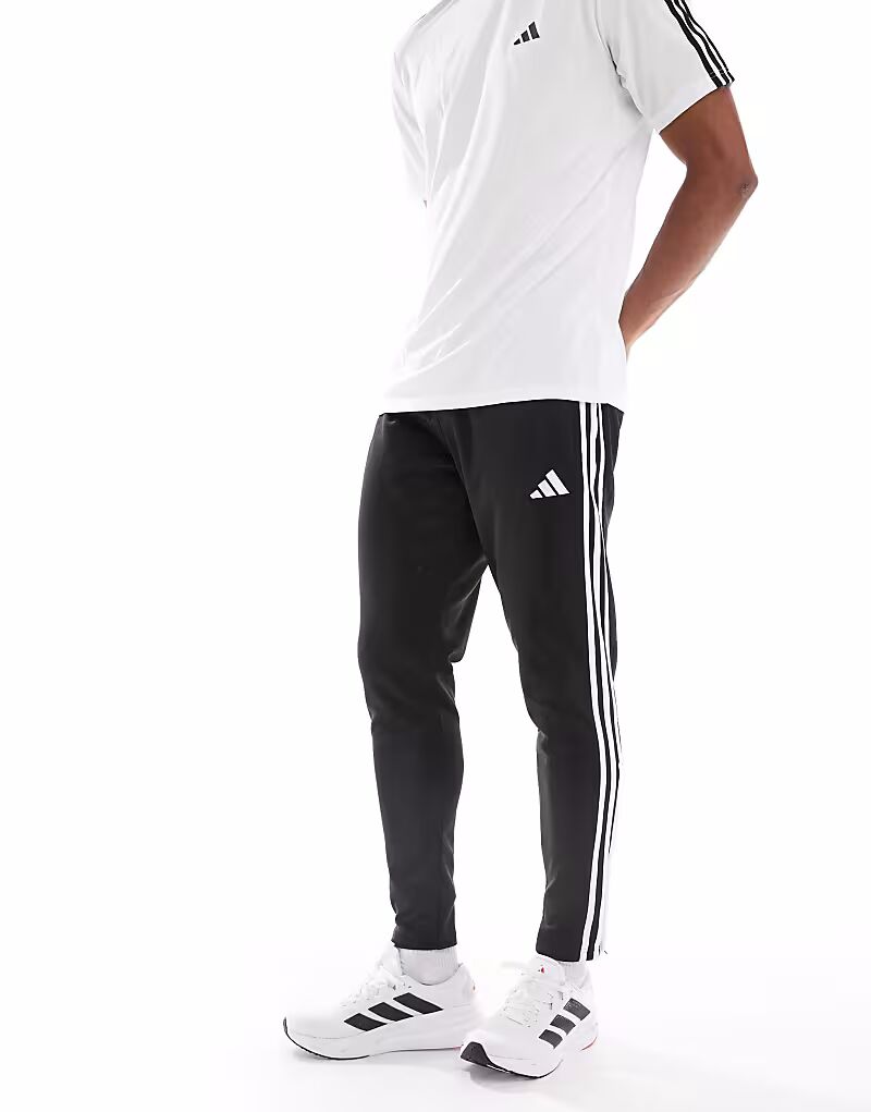 Штаны для тренировок Adidas performance Tiro 25 essentials winterized черного / белого цвета
Штаны для тренировок Adidas performance Tiro 25 essentials winterized черного / белого цвета