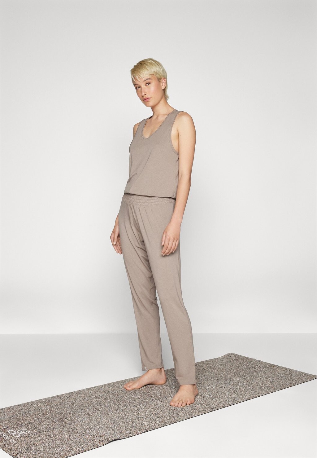 Комбинезон SANGHA Yogasearcher, бежевый
Комбинезон SANGHA Yogasearcher, бежевый