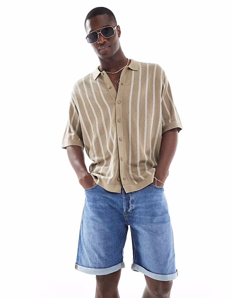 Джинсовые шорты Jack & Jones с отворотом, средне-синего цвета
Джинсовые шорты Jack & Jones с отворотом, средне-синего цвета