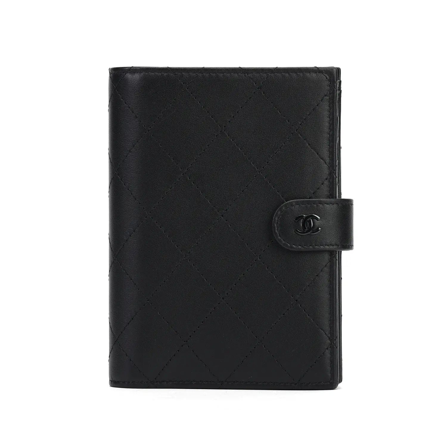 CHANEL Матовый кожаный паспортник с карманом для карт женский черный 
CHANEL Матовый кожаный паспортник с карманом для карт женский черный