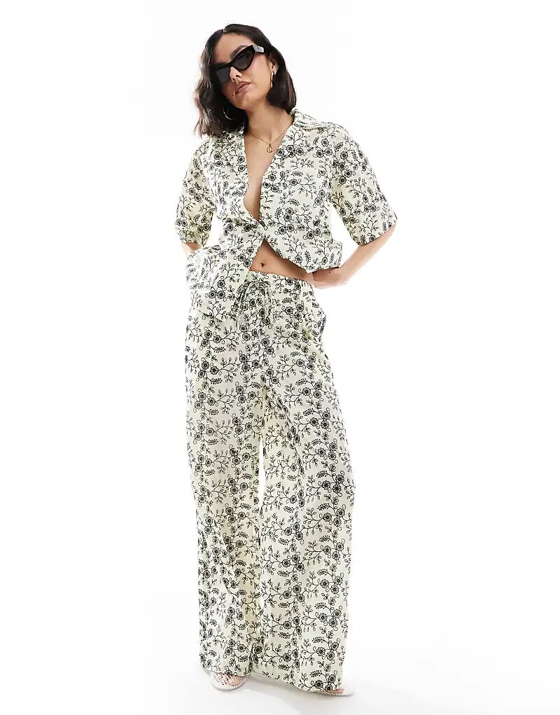 Контрастные брюки ASOS DESIGN из комплекта с вышивкой желтого цвета
Контрастные брюки ASOS DESIGN из комплекта с вышивкой желтого цвета