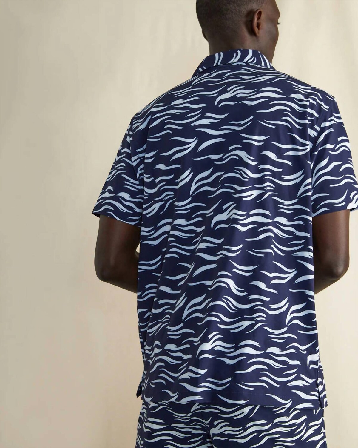 Мужская рубашка для отпуска с глубокими темно-синими волнами Onia 
Мужская рубашка для отпуска с глубокими темно-синими волнами Onia