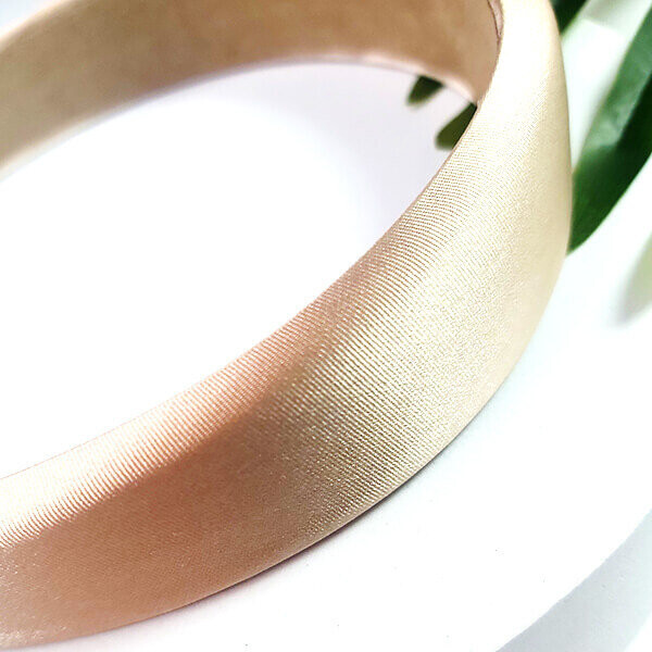 Yeye Бежевая гладкая атласная повязка для волос
Yeye Бежевая гладкая атласная повязка для волос