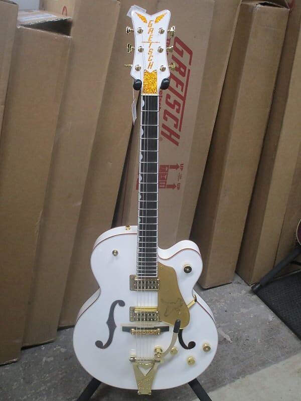 Gretsch G6136T-WHT Players Edition Falcon с String-Thru Bigsby 2016 - 2020 - белый G6136T-WHT Players Edition Falcon with String-Thru Bigsby
Gretsch G6136T-WHT Players Edition Falcon с String-Thru Bigsby 2016 - 2020 - белый G6136T-WHT Players Edition Falcon with String-Thru Bigsby