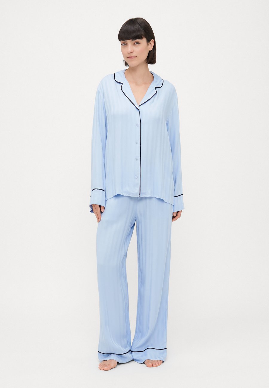 Пижамный комплект Triumph AMOURETTE JACQUARD SET, Ice/Light Blue
Пижамный комплект Triumph AMOURETTE JACQUARD SET, Ice/Light Blue