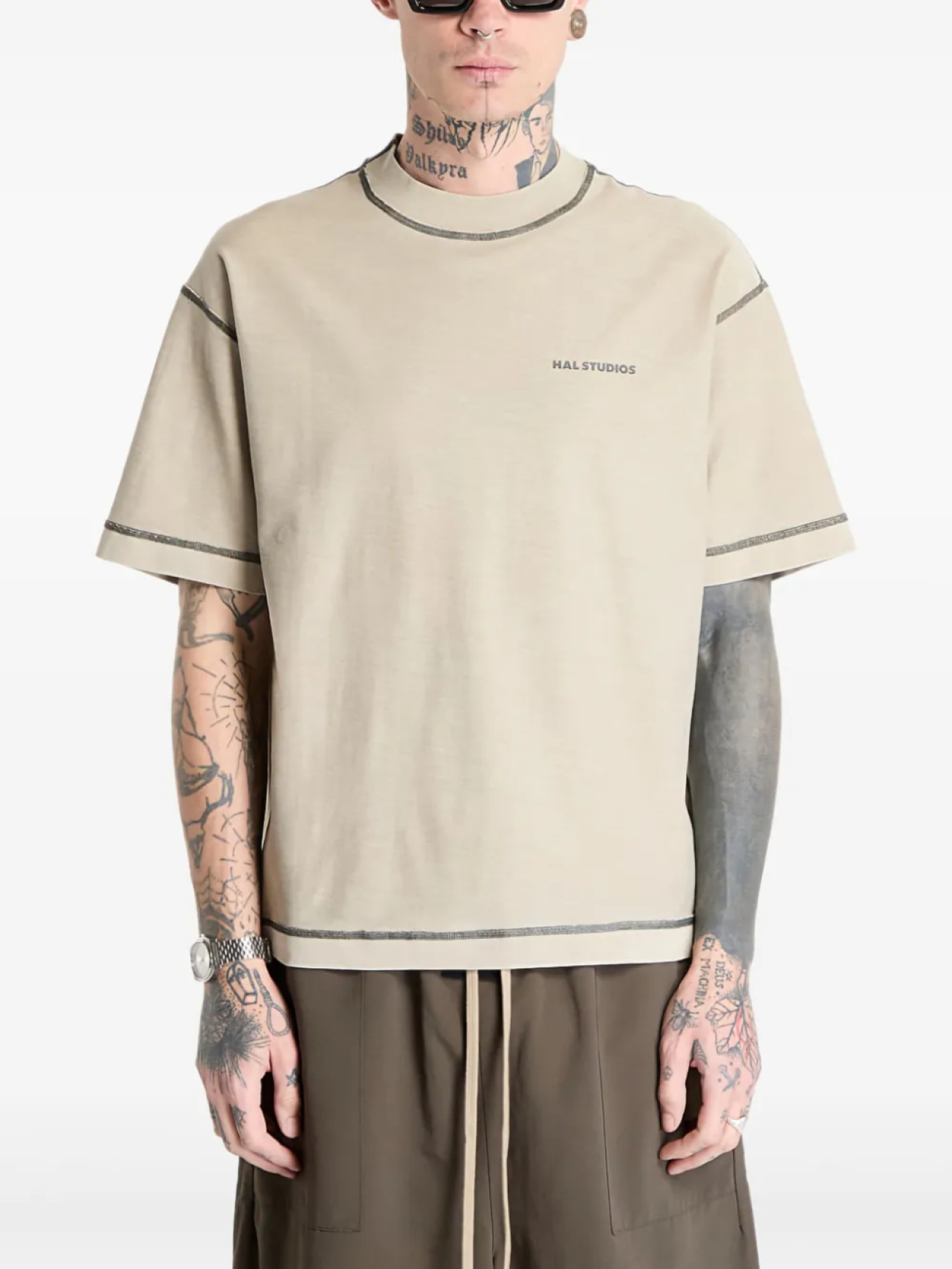 Футболка с контрастной строчкой HAL STUDIOS, нейтральный
Футболка с контрастной строчкой HAL STUDIOS, нейтральный