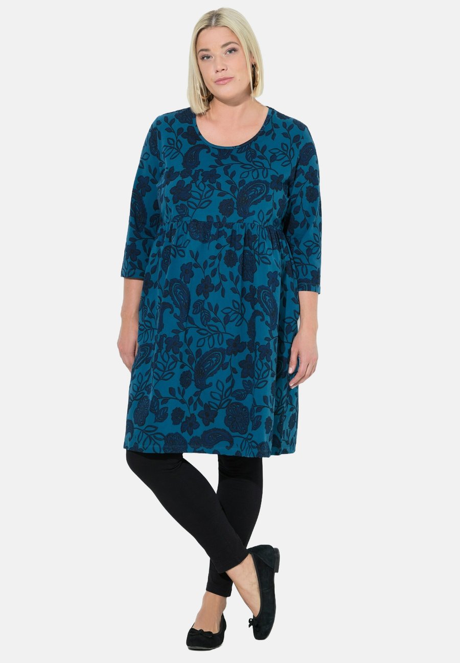 Платье Ulla Popken FLORAL PAISLEY EMPIRE A-LINE POCKET , Petrol/Blue
Платье Ulla Popken FLORAL PAISLEY EMPIRE A-LINE POCKET , Petrol/Blue