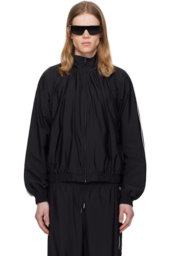 Черная спортивная куртка со сборками на шее ALAINPAUL
Черная спортивная куртка со сборками на шее ALAINPAUL