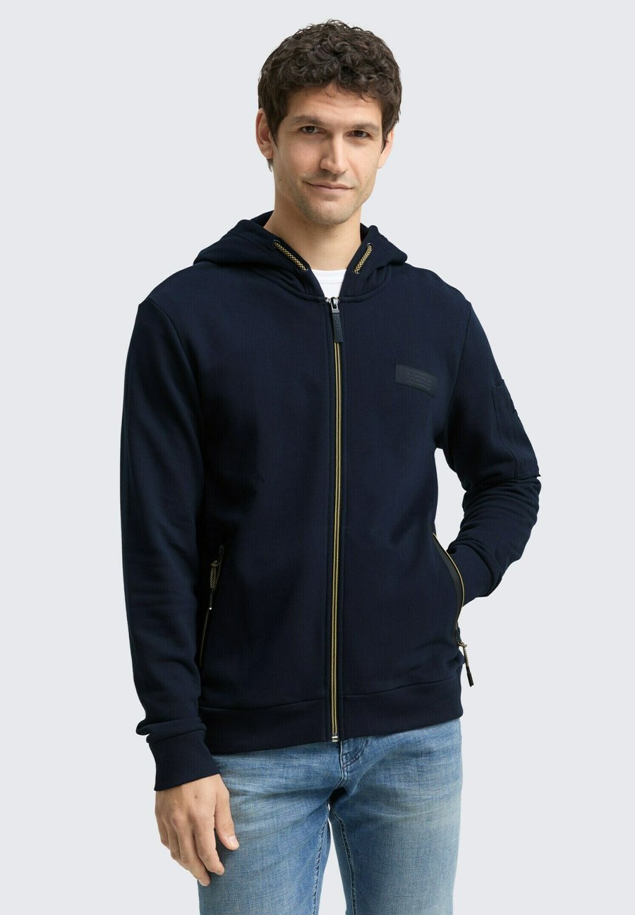 Толстовка TOM TAILOR MIT REISSVERSCHLUSSTASCHEN, Sky Captain Blue/Dark Blue
Толстовка TOM TAILOR MIT REISSVERSCHLUSSTASCHEN, Sky Captain Blue/Dark Blue