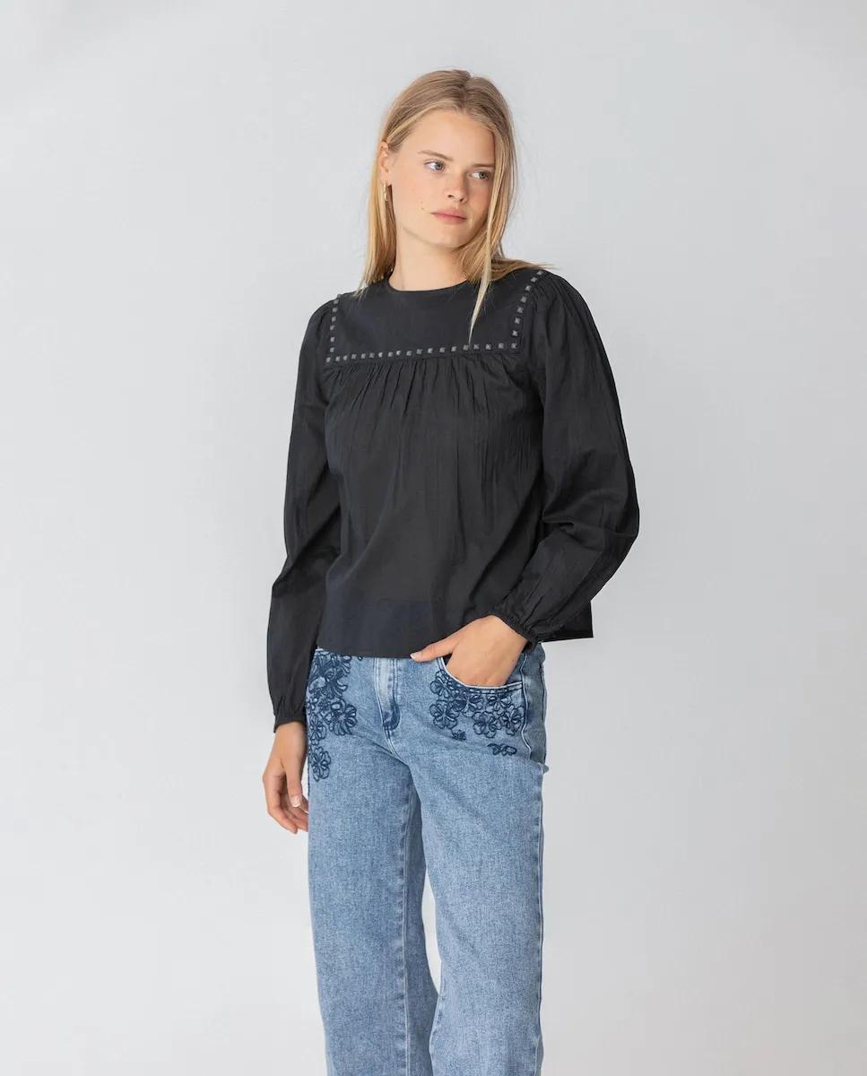 Женская блузка с длинным рукавом и заклепками Noon, черный
Женская блузка с длинным рукавом и заклепками Noon, черный