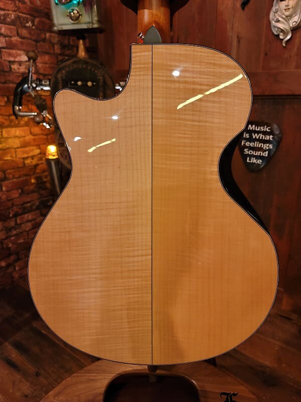 Акустическая гитара Furch Yellow Deluxe SF Maple Ataraxis Music Exclusive 108854
Акустическая гитара Furch Yellow Deluxe SF Maple Ataraxis Music Exclusive 108854