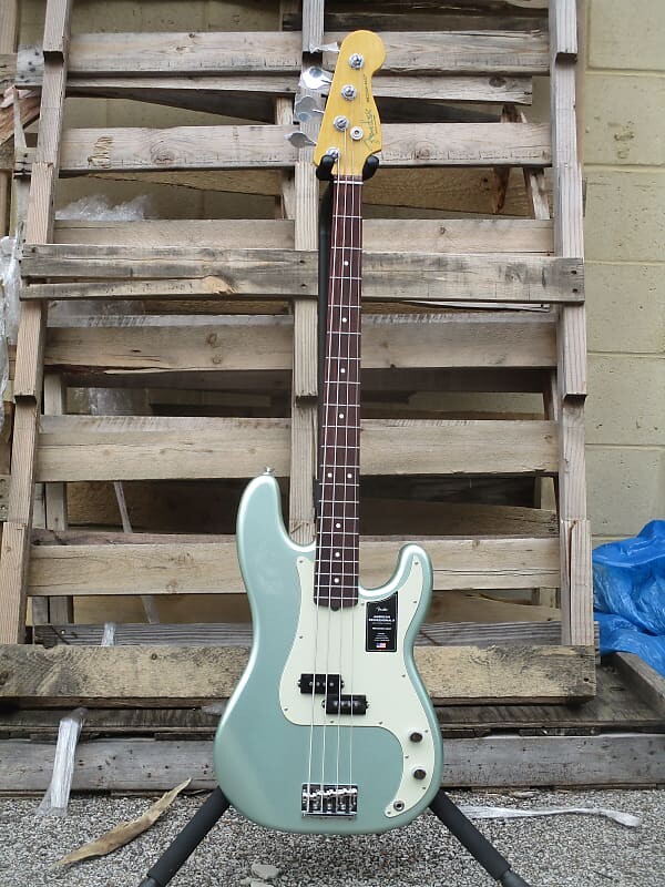 Fender American Professional II Precision Bass с палисандровой накладкой в цвете Mystic Surf Green 2021 American Professional II Precision Bass with Rosewood Fretboard
Fender American Professional II Precision Bass с палисандровой накладкой в цвете Mystic Surf Green 2021 American Professional II Precision Bass with Rosewood Fretboard