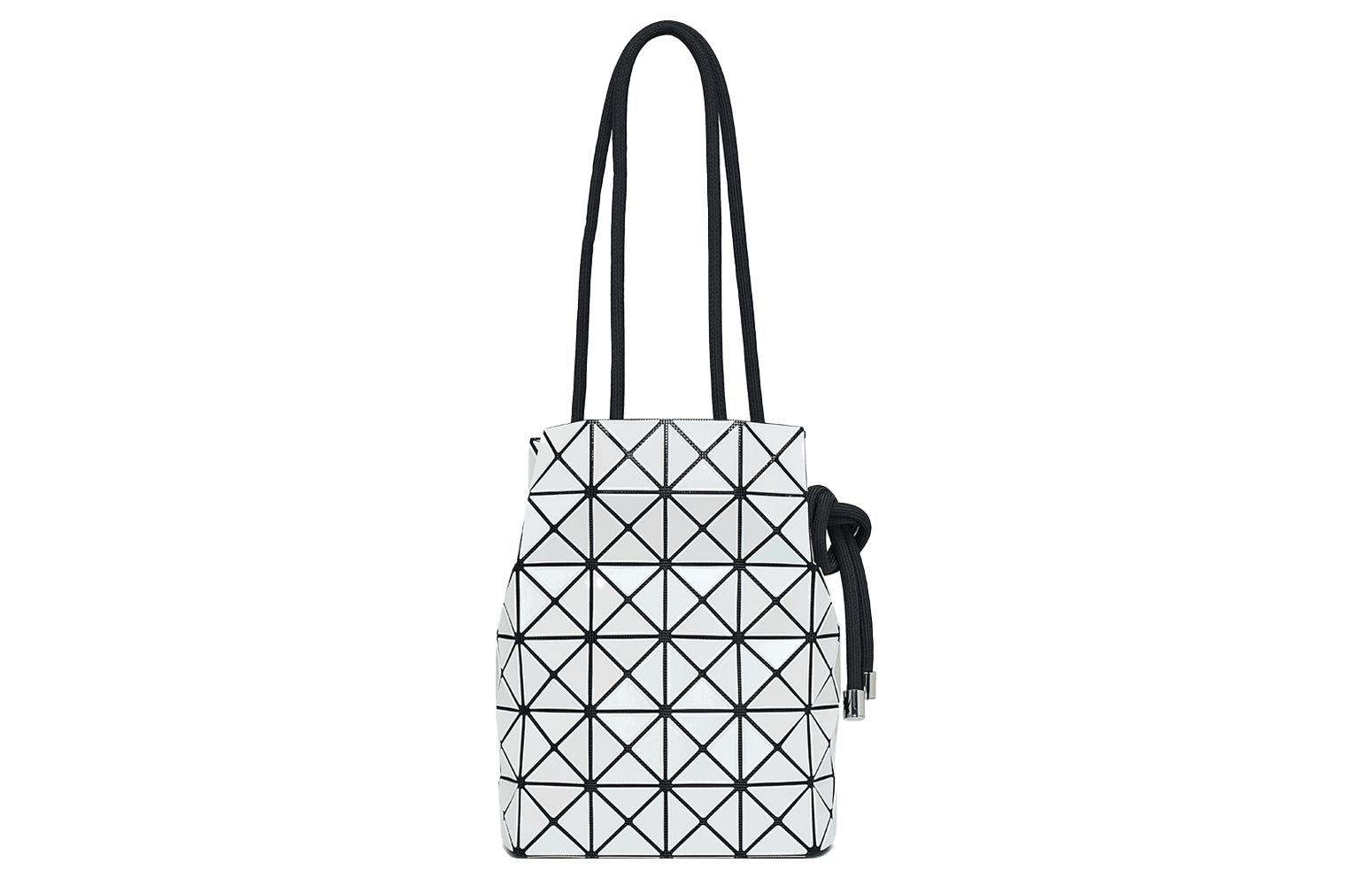 ISSEY MIYAKE Сумка-ведро из ПВХ с жемчужно-голубой отделкой
ISSEY MIYAKE Сумка-ведро из ПВХ с жемчужно-голубой отделкой