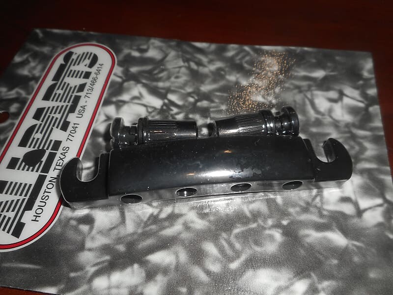 Наконечник для бас-гитары, со шпильками/анкерами, ЧЕРНЫЙ Allparts TP-3412-003
Наконечник для бас-гитары, со шпильками/анкерами, ЧЕРНЫЙ Allparts TP-3412-003