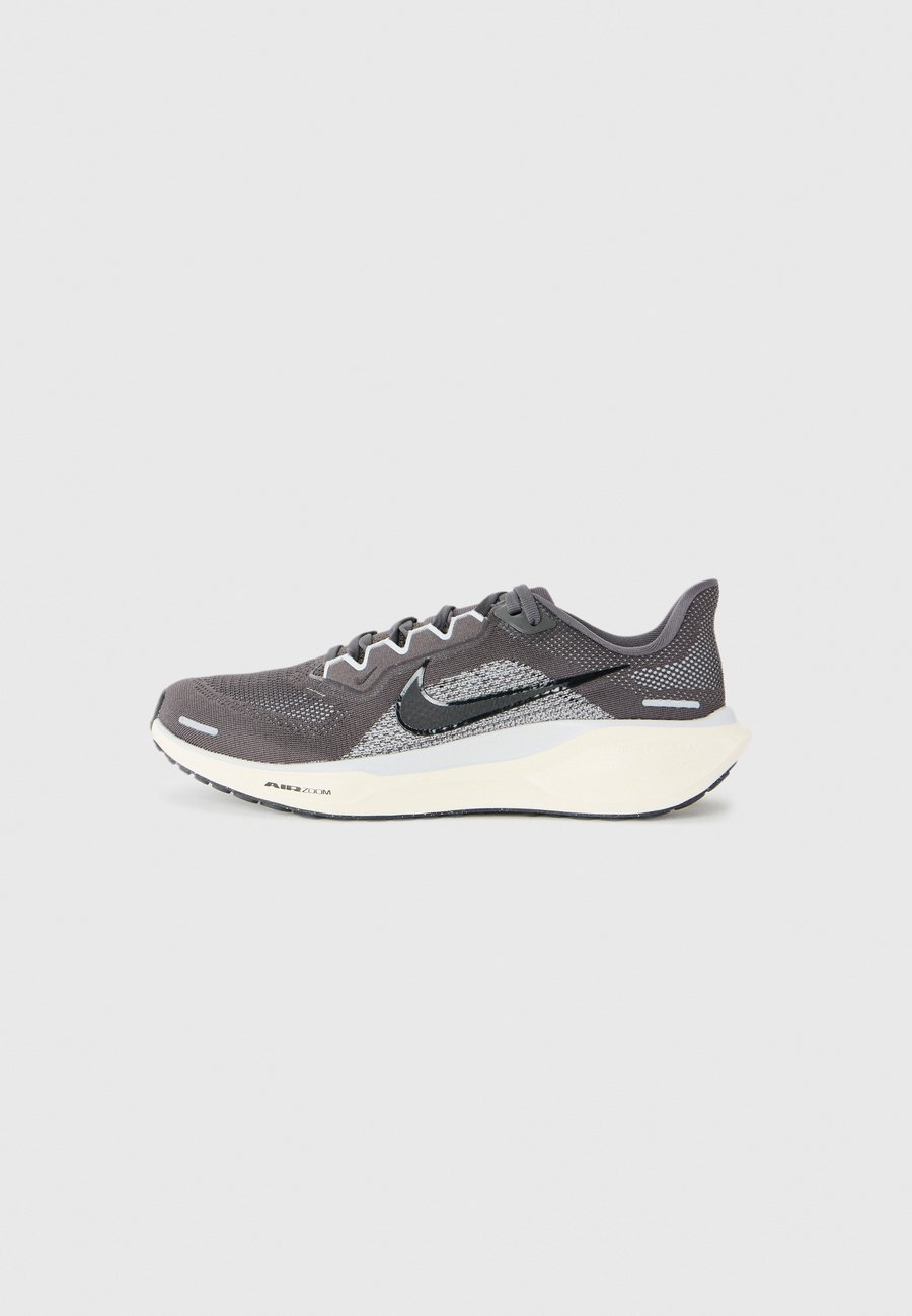 Кроссовки Nike Performance AIR ZOOM PEGASUS 41, Med Ash/Black/Pure Platinum-Coloured/Pale Ivory/Gum Lt Brown/Grey
Кроссовки Nike Performance AIR ZOOM PEGASUS 41, Med Ash/Black/Pure Platinum-Coloured/Pale Ivory/Gum Lt Brown/Grey
