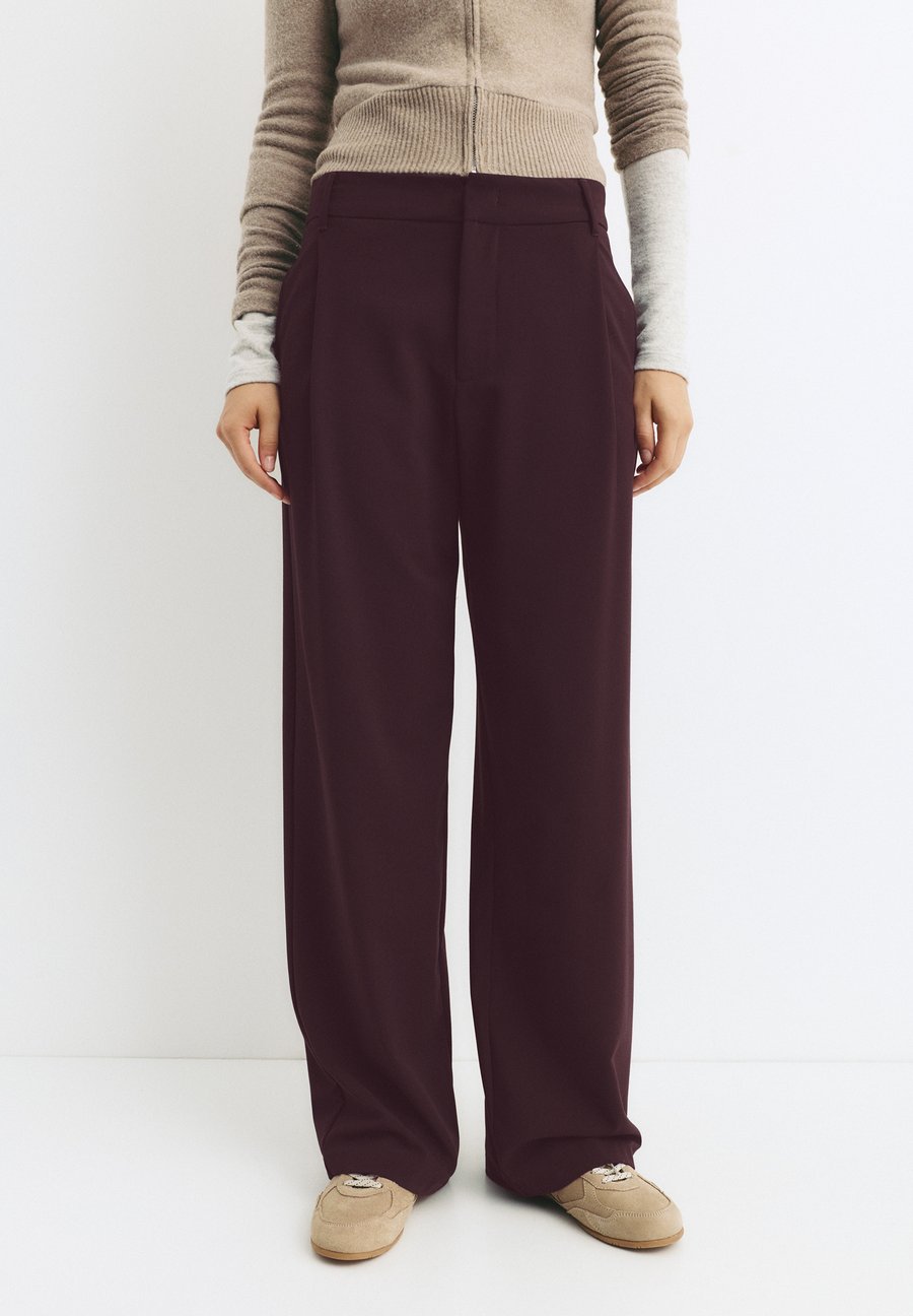 Брюки PULL&BEAR Trousers, Bordeaux
Брюки PULL&BEAR Trousers, Bordeaux