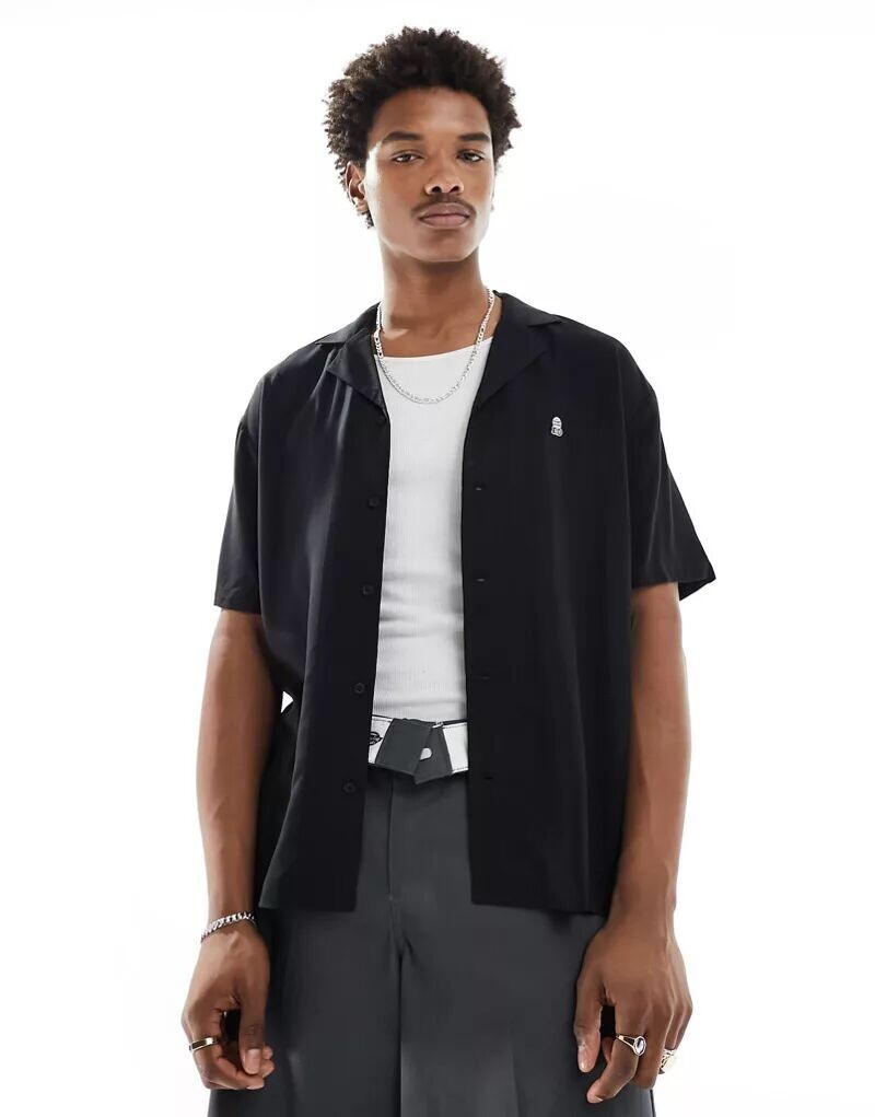 Черная рубашка свободного кроя с воротником курортного типа Dr Denim Madi
Черная рубашка свободного кроя с воротником курортного типа Dr Denim Madi