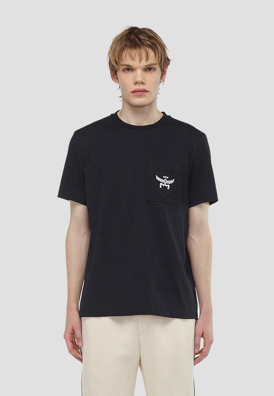 Футболка MCM ESSENTIAL MIT LOGO, Blue, Синий, Футболка MCM ESSENTIAL MIT LOGO, Blue
Футболка MCM ESSENTIAL MIT LOGO, Blue, Синий, Футболка MCM ESSENTIAL MIT LOGO, Blue