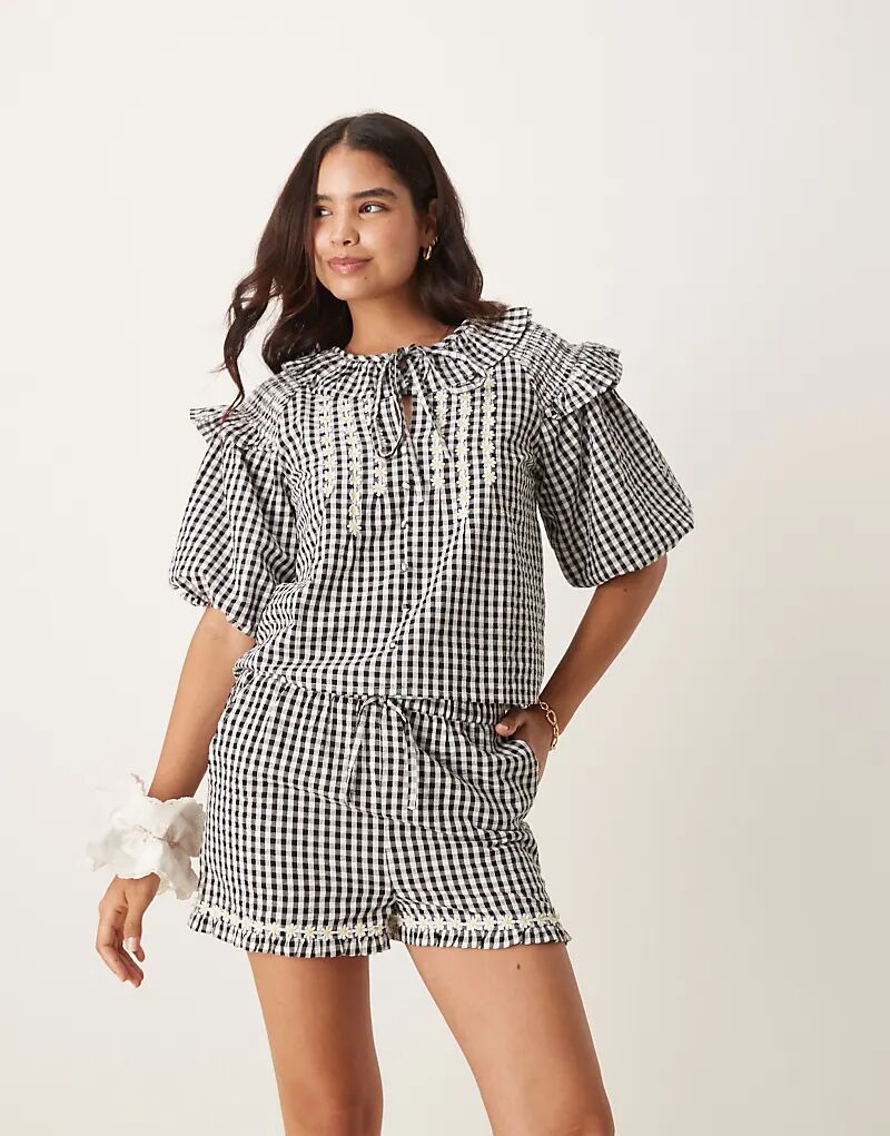 Блузка в клетку Neon Rose с присборенными рукавами-фонариками, черного цвета
Блузка в клетку Neon Rose с присборенными рукавами-фонариками, черного цвета