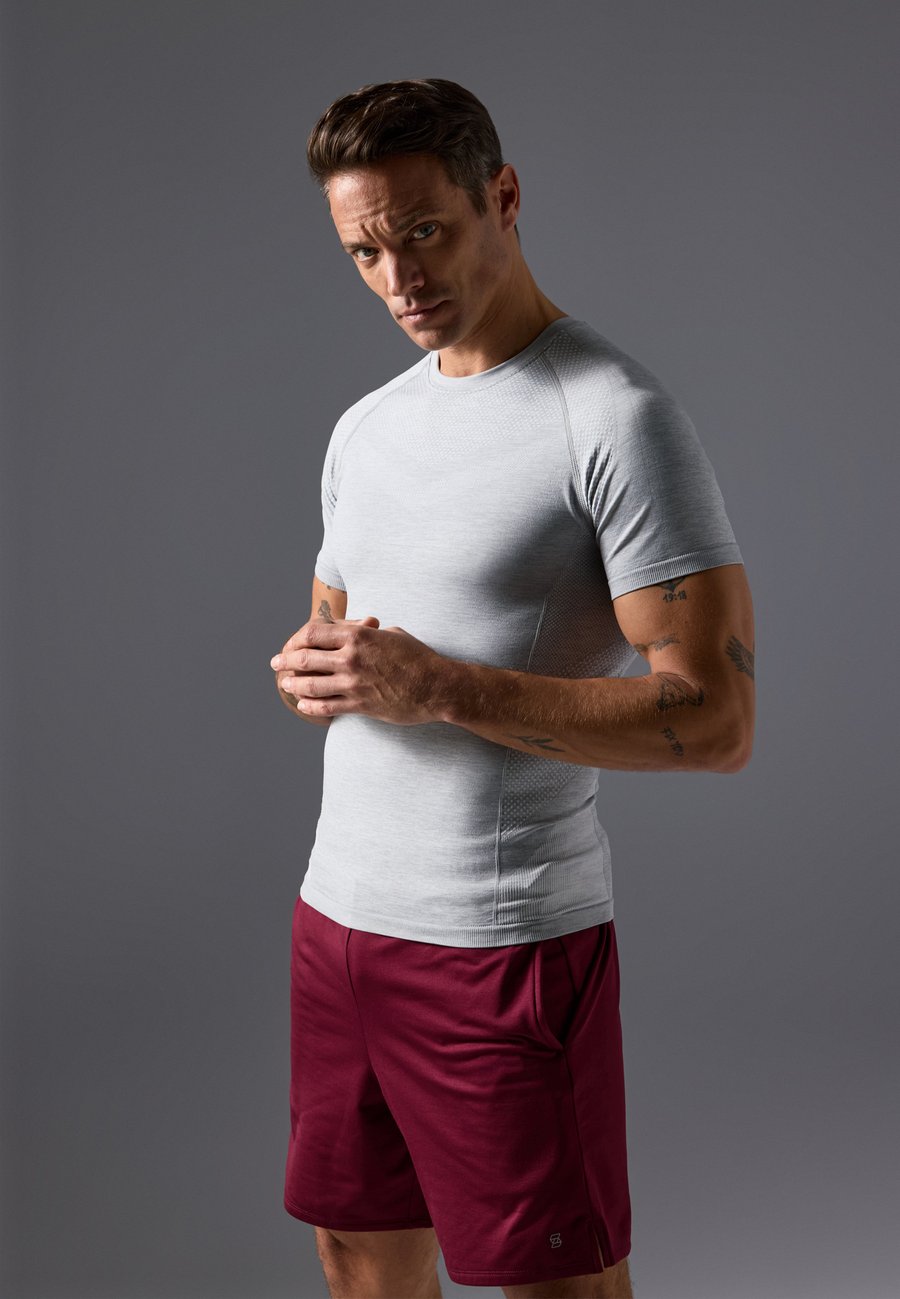 Футболка Pier One Sport SHORT SLEEVE SEAMLESS T-SHIRT, Light Grey/Off-White/Light Grey
Футболка Pier One Sport SHORT SLEEVE SEAMLESS T-SHIRT, Light Grey/Off-White/Light Grey