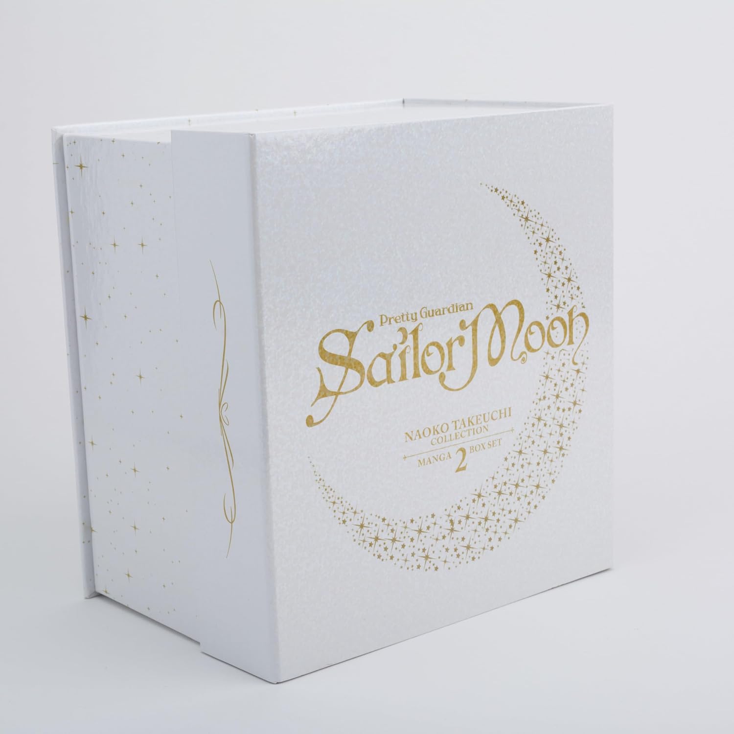 Sailor Moon Manga Box Set Vol. 7-10 (Naoko Takeuchi Collection): With 16 Art Cards, Codename Sailor V, and a Holographic Gift Box (Sailor Moon (Naoko Takeuchi Collection) Manga Box Set) (Kodansha Comics)
Sailor Moon Manga Box Set Vol. 7-10 (Naoko Takeuchi Collection): With 16 Art Cards, Codename Sailor V, and a Holographic Gift Box (Sailor Moon (Naoko Takeuchi Collection) Manga Box Set) (Kodansha Comics)