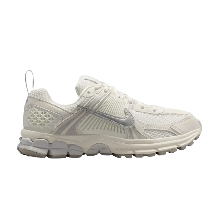 Кроссовки Nike Air Zoom Vomero 5 GS 'Sail Metallic Silver Vast Grey'
Кроссовки Nike Air Zoom Vomero 5 GS 'Sail Metallic Silver Vast Grey'