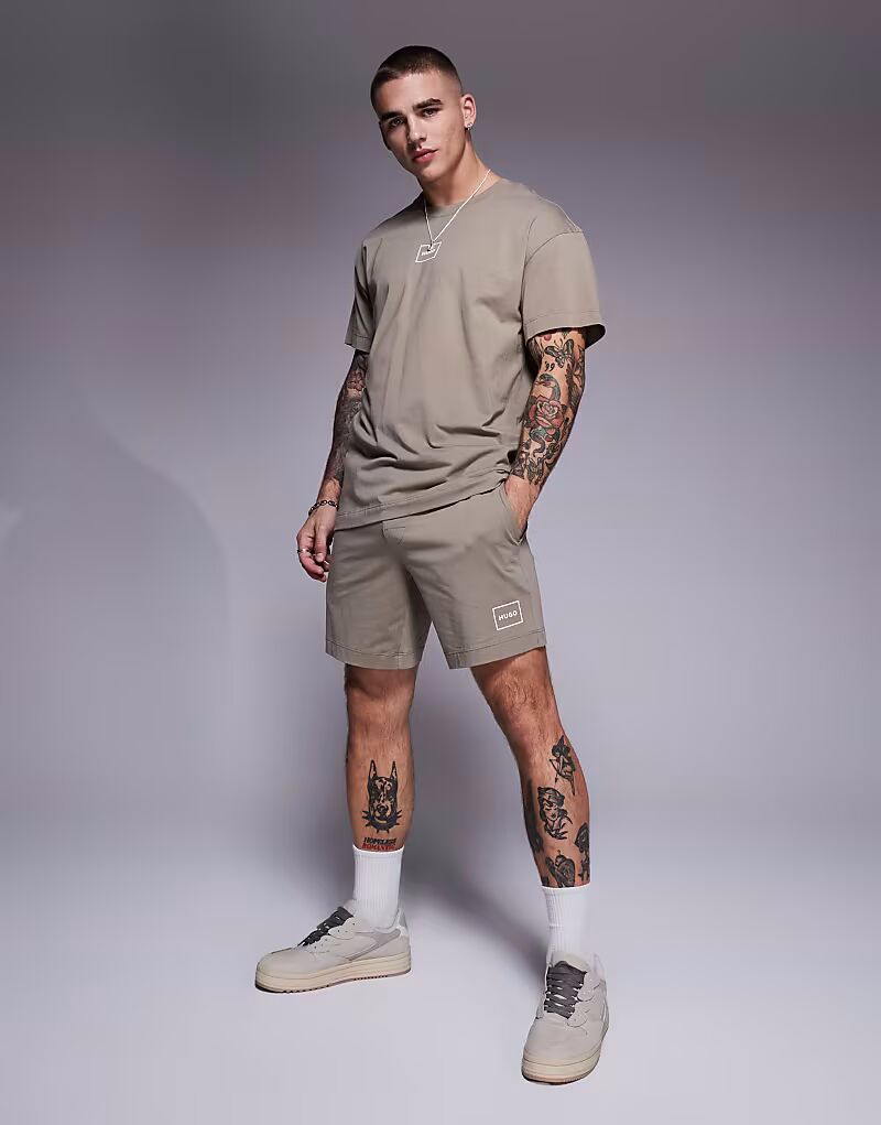 Шорты для отдыха Hugo Red Laze с логотипом box logo светло-коричневого цвета CO-ORD
Шорты для отдыха Hugo Red Laze с логотипом box logo светло-коричневого цвета CO-ORD