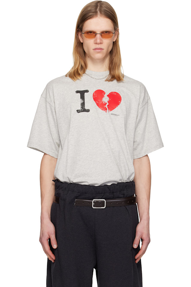 Magliano Серая футболка с надписью «Я страдаю»
Magliano Серая футболка с надписью «Я страдаю»