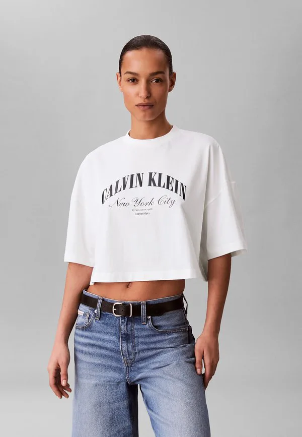Укороченная футболка свободного кроя с принтом герба в стиле ретро Calvin Klein Jeans, Bright White, Белый, Укороченная футболка свободного кроя с принтом герба в стиле ретро Calvin Klein Jeans, Bright White
Укороченная футболка свободного кроя с принтом герба в стиле ретро Calvin Klein Jeans, Bright White, Белый, Укороченная футболка свободного кроя с принтом герба в стиле ретро Calvin Klein Jeans, Bright White