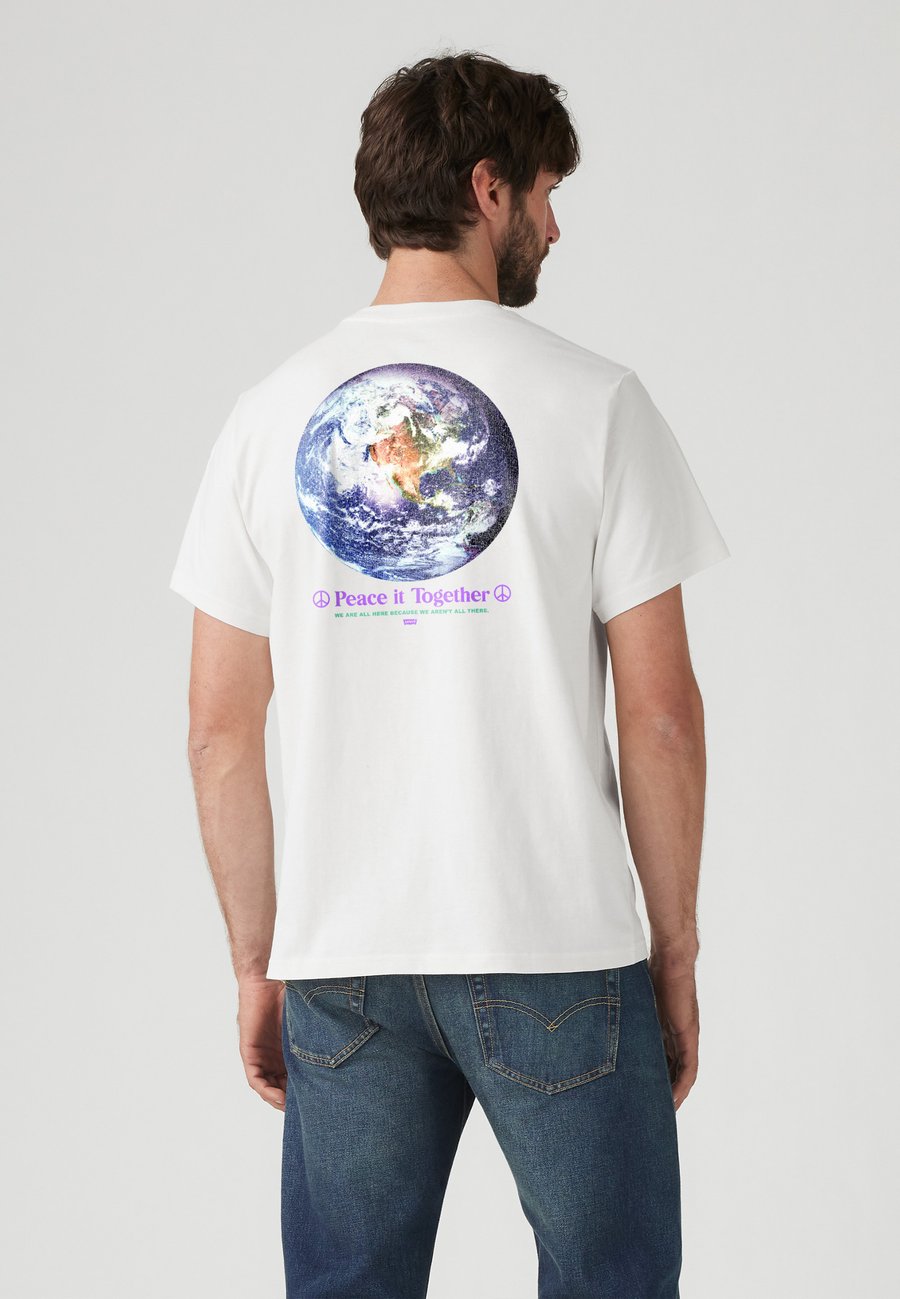 Футболка Levi's RELAXED FIT TEE, White, Белый, Футболка Levi's RELAXED FIT TEE, White
Футболка Levi's RELAXED FIT TEE, White, Белый, Футболка Levi's RELAXED FIT TEE, White