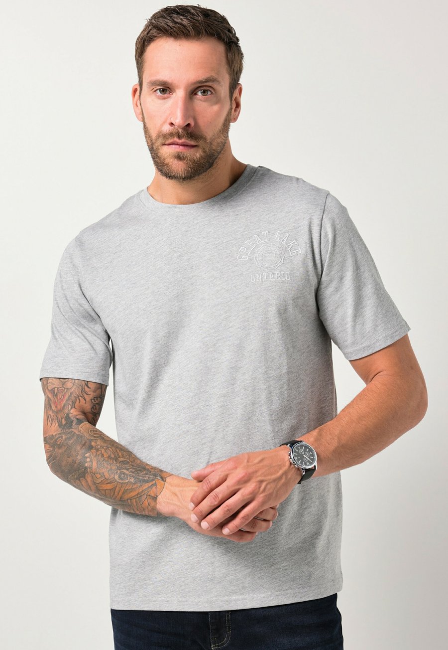 Футболка JP1880 HALF SLEEVE CHEST EMBROIDERY, Mottled Grey, Серый, Футболка JP1880 HALF SLEEVE CHEST EMBROIDERY, Mottled Grey
Футболка JP1880 HALF SLEEVE CHEST EMBROIDERY, Mottled Grey, Серый, Футболка JP1880 HALF SLEEVE CHEST EMBROIDERY, Mottled Grey