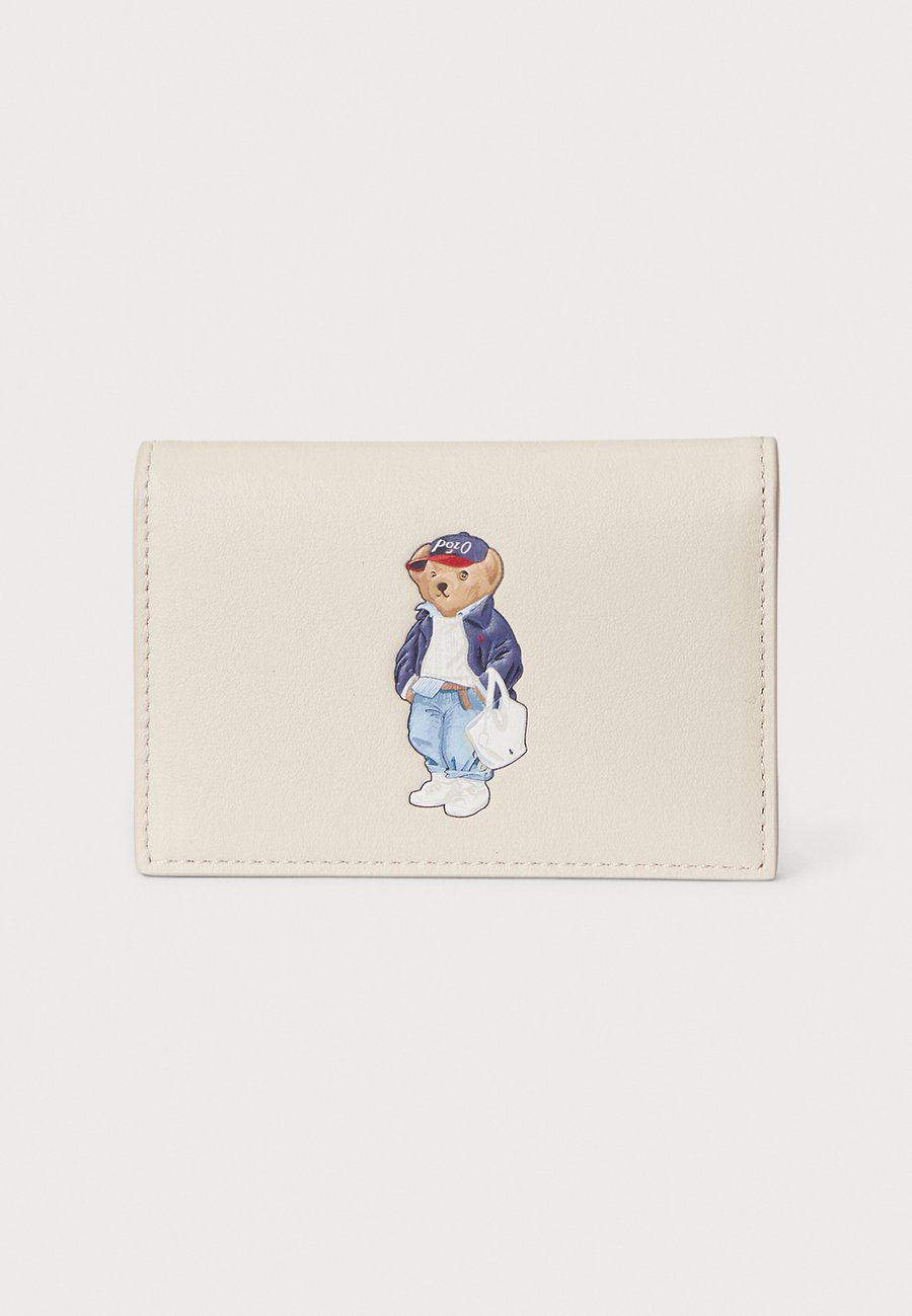 Кошелек Polo Ralph Lauren POLO BEAR LEATHER FLAPPED CARD CASE, Cream/Off-White
Кошелек Polo Ralph Lauren POLO BEAR LEATHER FLAPPED CARD CASE, Cream/Off-White