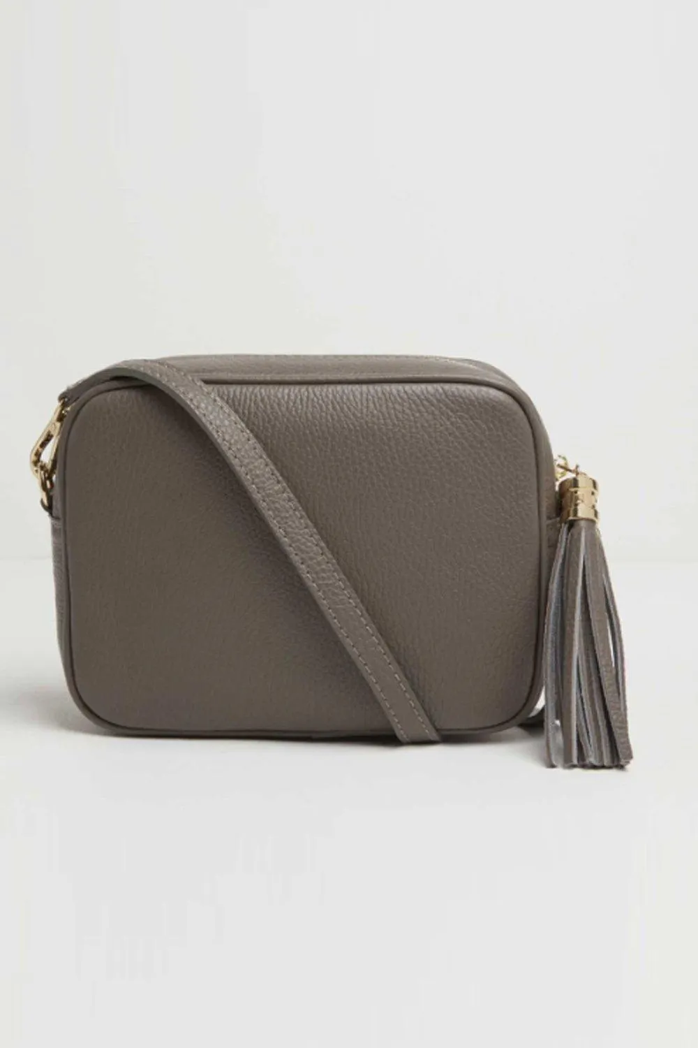 Сумка через плечо "Verona" с кисточками Betsy & Floss, серый
Сумка через плечо "Verona" с кисточками Betsy & Floss, серый