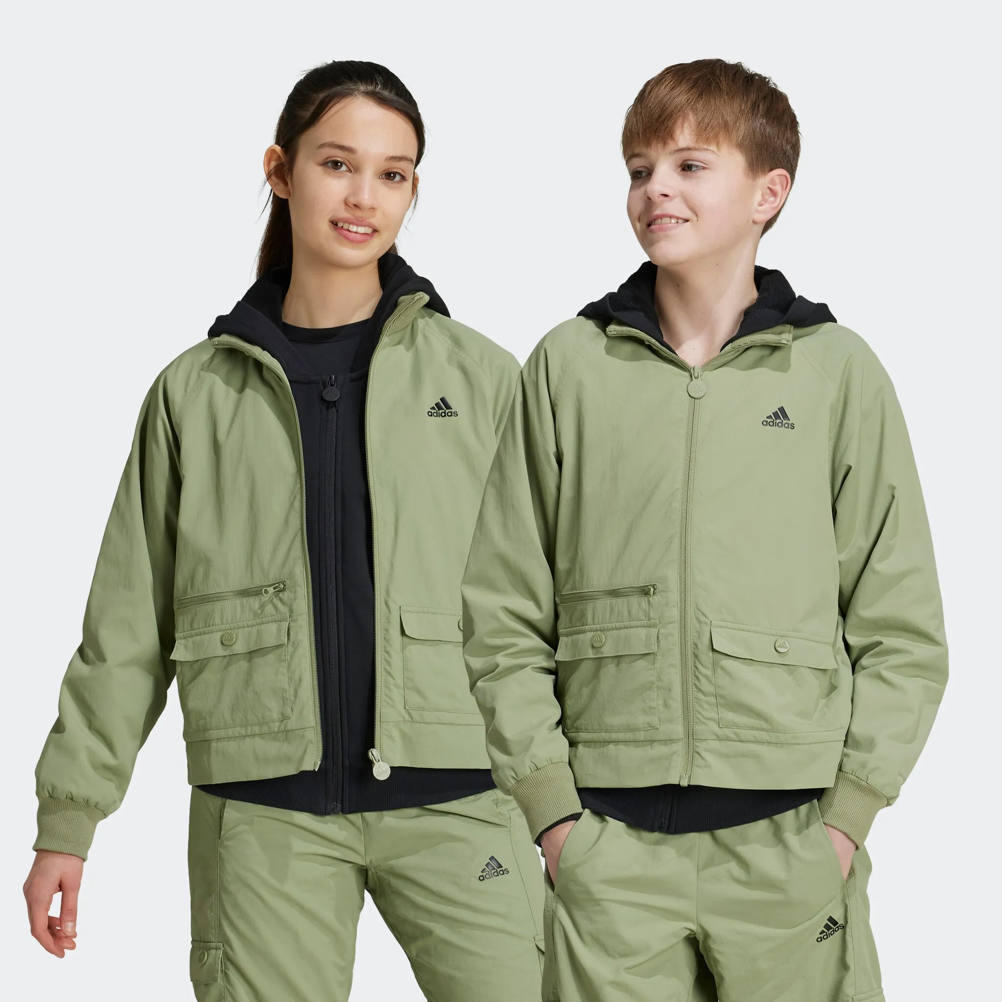 Adidas Sportswear короткая куртка «J JAM WV JKT», цвет Tent Green / Black 
Adidas Sportswear короткая куртка «J JAM WV JKT», цвет Tent Green / Black
