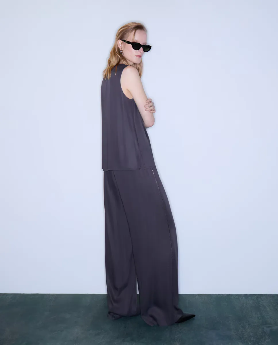 Женский атласный топ со стразами Woman Limited El Corte Inglés, серый 
Женский атласный топ со стразами Woman Limited El Corte Inglés, серый