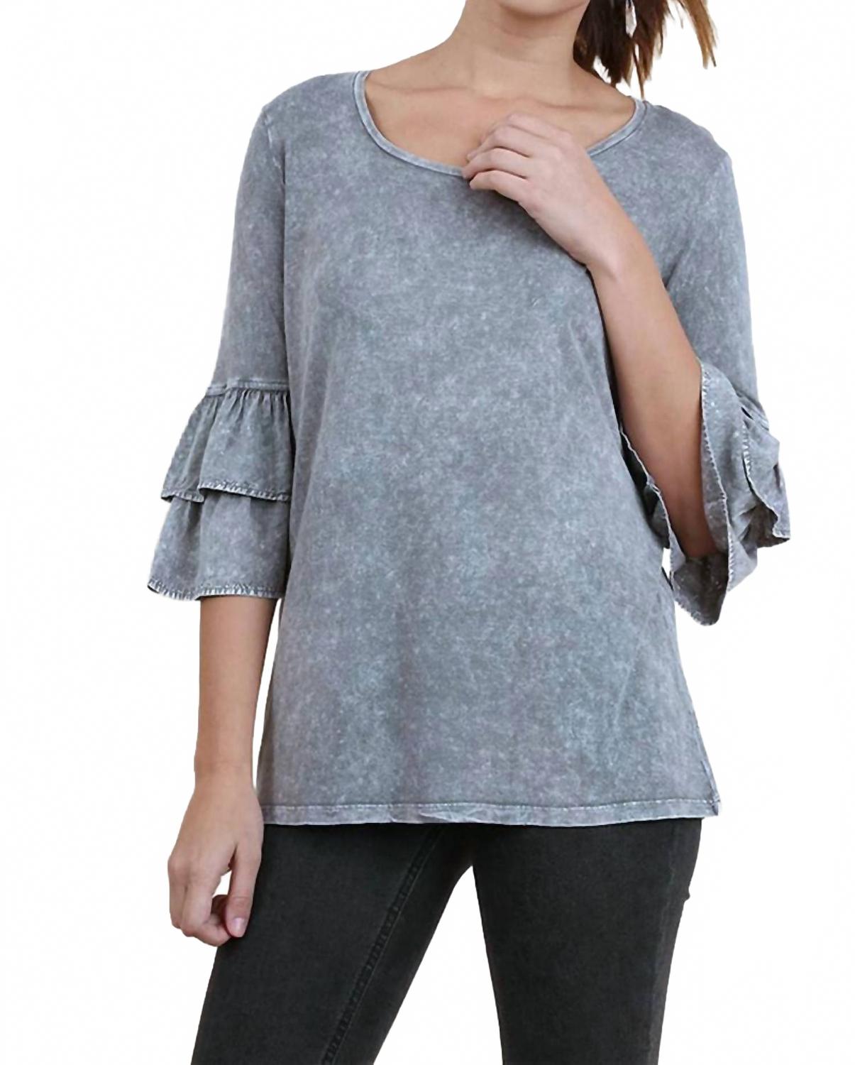 Минерально-состаренный топ с многослойными рюшами и расклешенными рукавами в прохладном сером цвете Umgee, серый
Минерально-состаренный топ с многослойными рюшами и расклешенными рукавами в прохладном сером цвете Umgee, серый