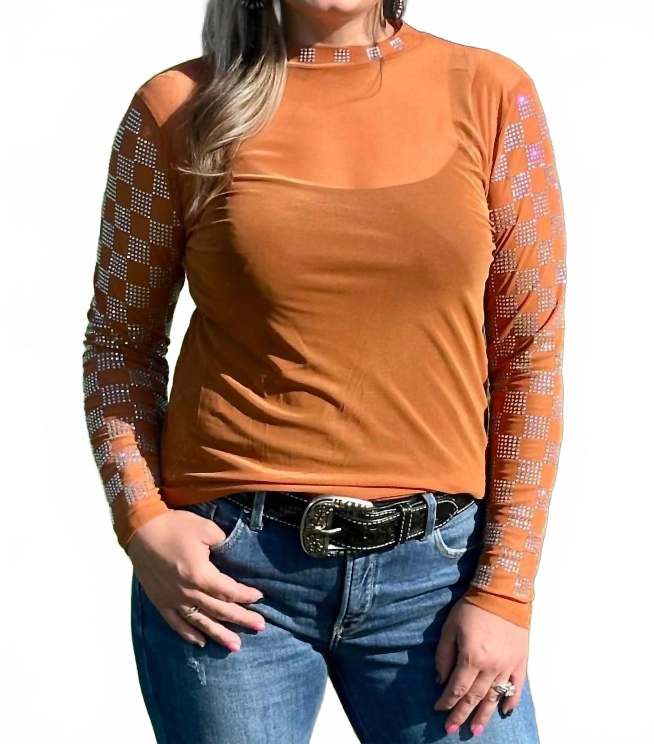 Топ с сетчатыми рукавами в клетку и стразами в обожженном апельсиновом цвете Sterling Kreek
Топ с сетчатыми рукавами в клетку и стразами в обожженном апельсиновом цвете Sterling Kreek