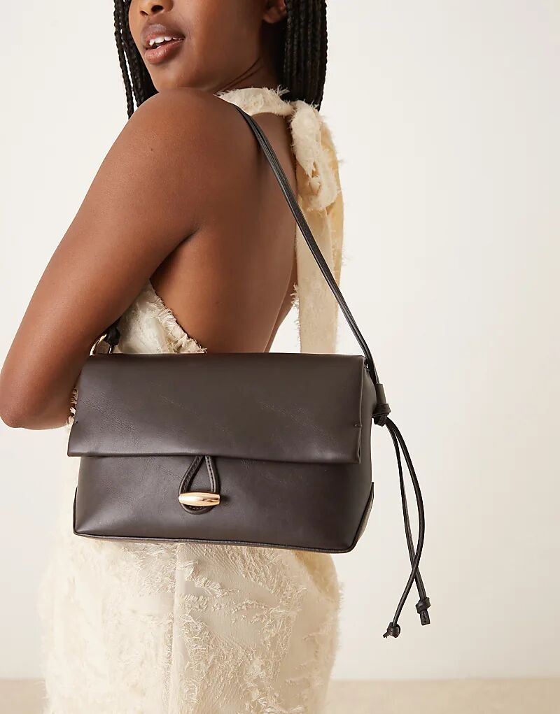 Элегантная сумка Mango черного цвета с застежкой-застежкой золотого цвета
Элегантная сумка Mango черного цвета с застежкой-застежкой золотого цвета