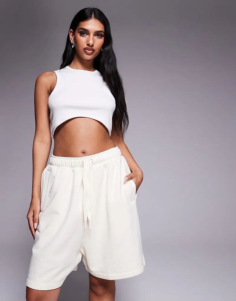 Спортивные шорты adidas Originals с линейным логотипом кремового цвета
Спортивные шорты adidas Originals с линейным логотипом кремового цвета