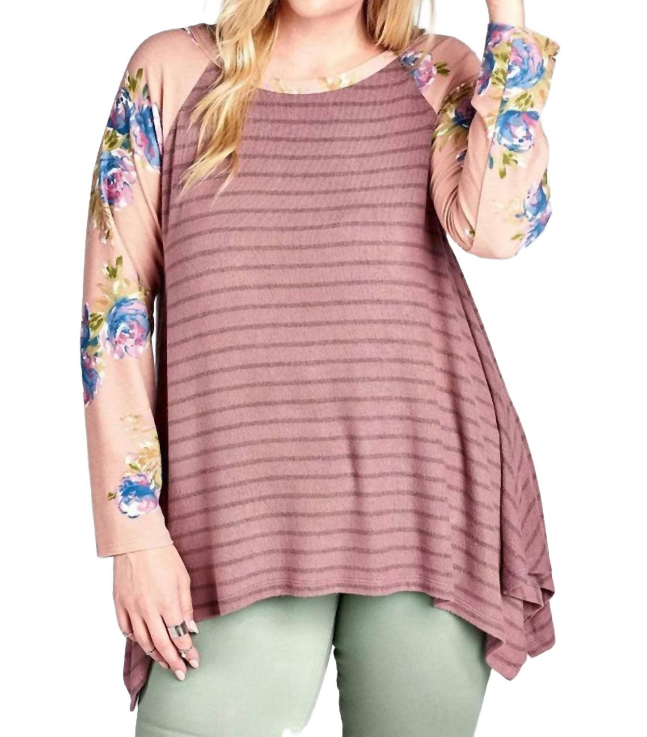 Флористическая и полосатая трикотажная трапециевидная туника - плюс в оттенке розовато-лилового Umgee
Флористическая и полосатая трикотажная трапециевидная туника - плюс в оттенке розовато-лилового Umgee