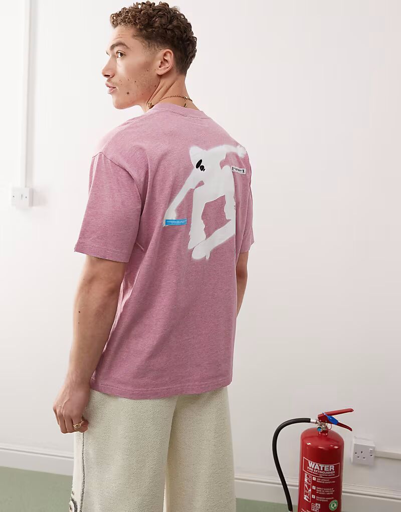 Футболка с принтом скейтера AAPE BY A BATHING APE розового цвета 
Футболка с принтом скейтера AAPE BY A BATHING APE розового цвета