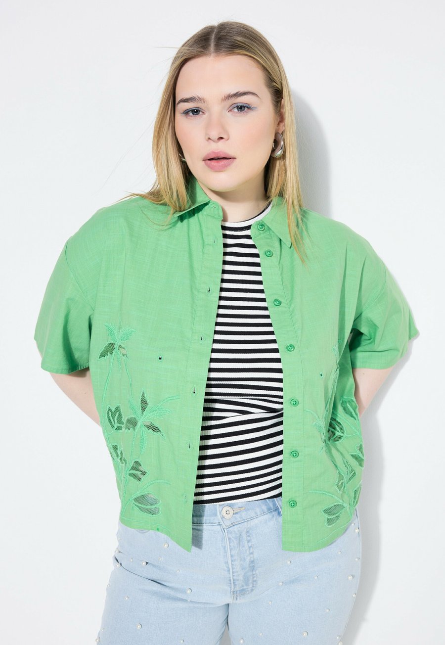 Блуза Studio Untold BOXY SHAPE PALMEN-STICKEREI, Clover Green/Green
Блуза Studio Untold BOXY SHAPE PALMEN-STICKEREI, Clover Green/Green