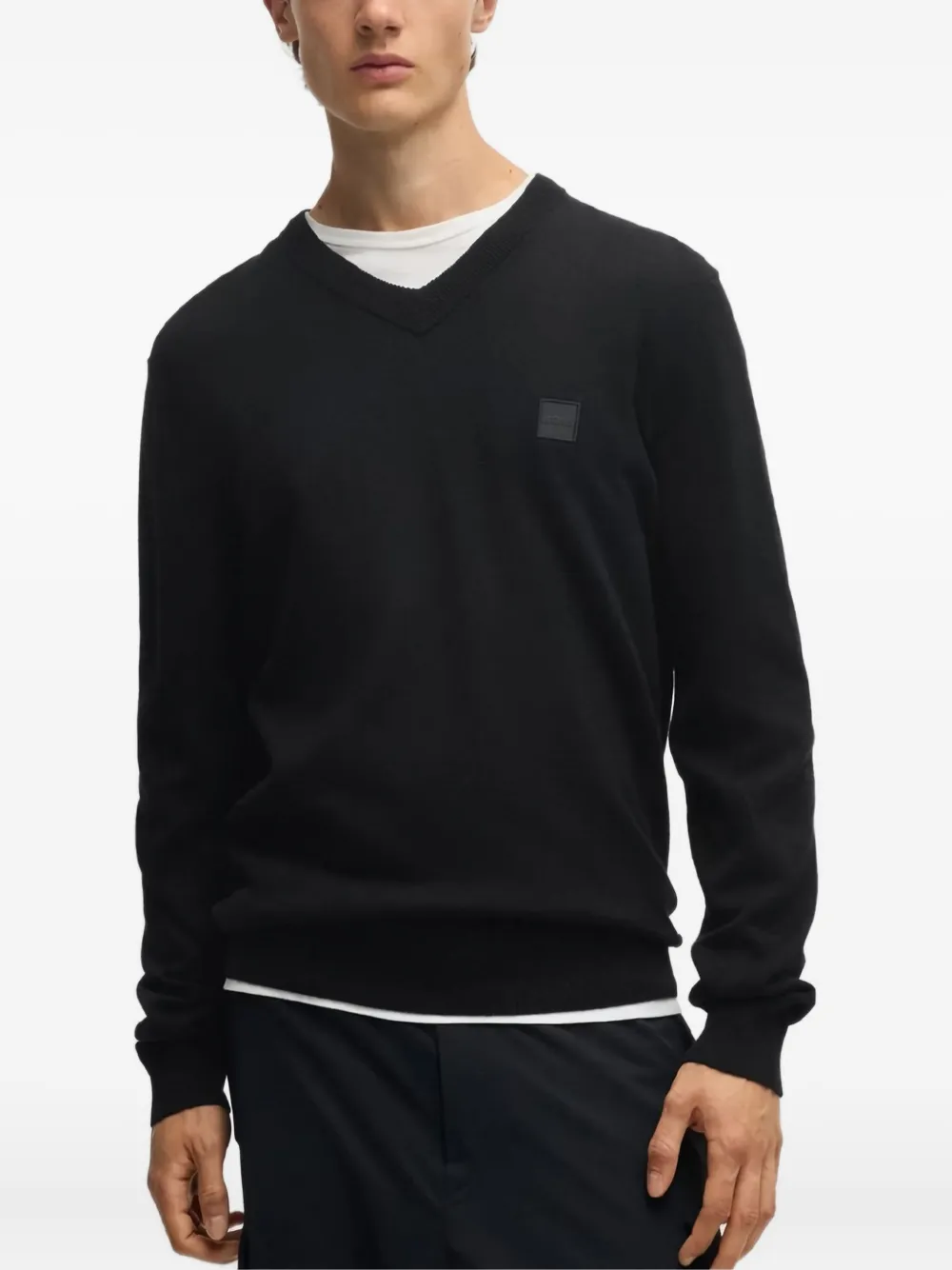 Свитер с V-образным вырезом и нашивкой-логотипом BOSS, черный
Свитер с V-образным вырезом и нашивкой-логотипом BOSS, черный