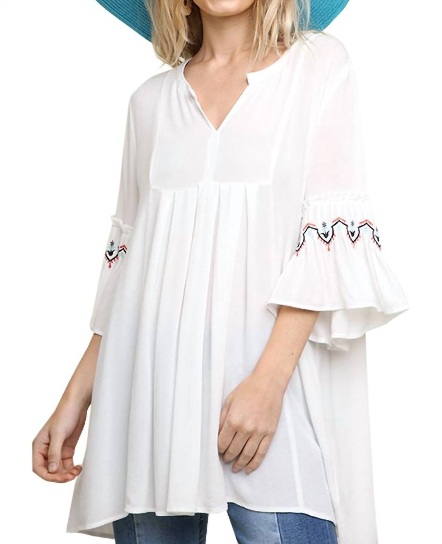 Вышитый топик с колокольчиками в рукавах цвета слоновой кости Umgee
Вышитый топик с колокольчиками в рукавах цвета слоновой кости Umgee